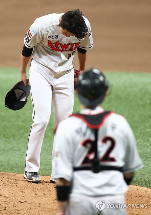 소형준이 두산과의 2020플레이오프 1차전 선발로 나서 6.2이닝을 3안타 무실점으로 막은 뒤 포수 장성우에게 인사하고 있다.