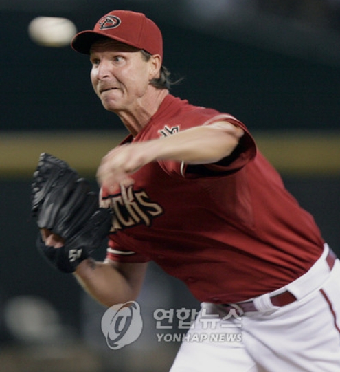 메이저리그 역대 최고의 왼손투수 랜디 존슨은 애리조나 다이아몬드 백스 시절, 1999년부터 4년간 내셔널리그 사이영상을 수상해 '사이영상 징크스'와 관계가 없음을 보여주었다.