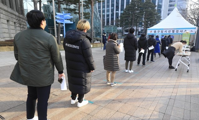 지난 27일 오후 서울 중구 서울광장에 마련된 코로나19 임시선별검사소에서 시민들이 검사를 받기 위해 줄을 서 있다.