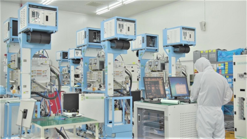 (사진=삼성전자) 반도체 장비 기업 '원익IPS' 직원들이 반도체 생산설비를 점검하고 있다.