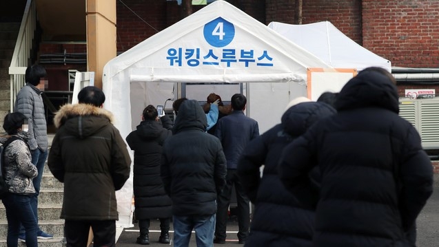 지난 27일 국립중앙의료원 선별진료소를 찾은 시민과 외국인 등이 검사를 하기 위해 줄을 서고 있다.