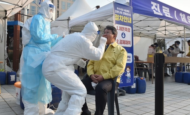 부산시는 24일 사회적 거리두기 시행 이후 시민들의 이동과 접촉이 줄어든 것으로 나타났다고 밝히고 연말연시 해돋이 해맞이 등 방역 대책에 협조해 줄 것을 당부했다. 변성완 부산시장은 시청 등대광장 임시선별진료소에서 검체 확인을 했다.(사진 = 부산시 제공