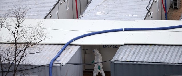 22일 서울 중랑구 서울의료원에 설치된 컨테이너식 임시병상에서 의료진이 분주히 움직이고 있다.