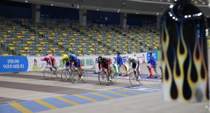 코로나19로 경주가 중단돼 수입이 끊긴 선수들의 생계안정을 위해 실시한 모의 경주 모습