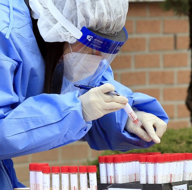 신종 코로나바이러스 감염증(코로나19) 전수검사 장면.