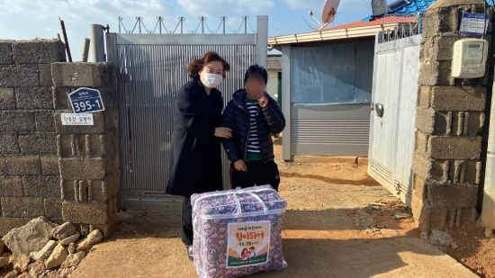 무안군 현경면 지역사회보장협의체, 취약계층 겨울용품 지원/사진=무안군