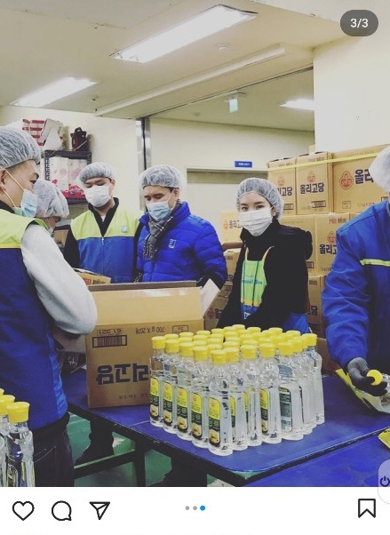 지난해 굿윌스토어에서 봉사하는 함연지씨 모습.함씨는 이날 "함께 봉사했던 분이 자폐 1급이시라는데 매우 유쾌하고 사랑스러운 분"이라는 진정성 있는 멘트를 게재해 '좋아요'를 많이 받았다. / 사진 = 함연지 인스타그램 캡처