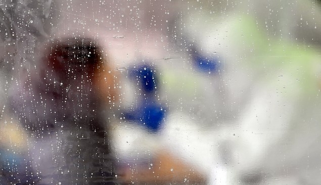 27일 오후 광주 서구 광주시청 광장(야외음악당)에 설치된 신종 코로나바이러스 감염증(코로나19) 임시선별검사소에서 시민들이 코로나19 검사를 받고 있다.