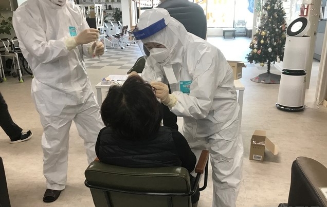 신종 코로나바이러스 감염증(코로나19) 검체 채취. (사진=진천군 제공)