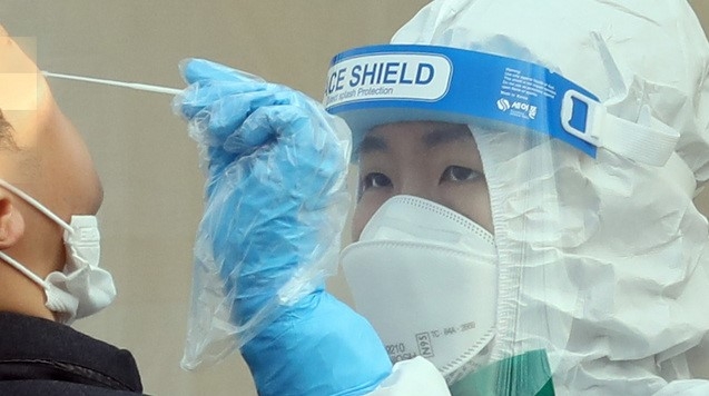 지난 28일 오전 인천시 남동구 중앙공원 내 신종 코로나바이러스 감염증(코로나19) 임시선별검사소에서 시민이 검사를 받고 있다.