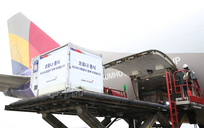 아시아나항공 이사회가 지난 30일 화물사업 매각 여부를 두고 논의했지만 결론을 내지 못한 채 마무리한 것으로 31일 전해졌다. 사진은 지난 2020년 12월 29일 아시아나항공이 인천발-모스크바행 화물기 OZ795편으로 '코로나19' 백신 완제품을 운송을 위해 백신을 탑재한 특수컨테이너를 화물기에 싣는 모습. (사진 = 아시아나항공 제공)