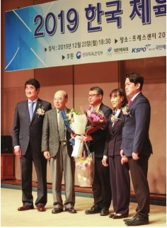 2019년 체육기자의 밤 행사에서 제30회 이길용 기자상을 수상한 문화일보 이준호 부장(가운데)과 이길용 기자의 영식인 이태영 한국체육언론인회 고문(왼쪽 2번째)이 함께 기념촬영을 했다.