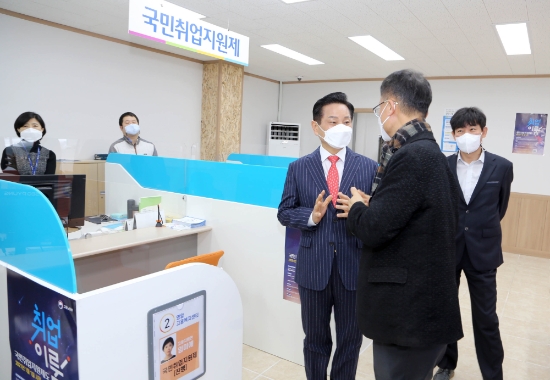 전동평 영암군수가 29일 개소한 영암고용복지센터에서 관계자들로부터 업무 내용을 듣고 있다/사진=영암군