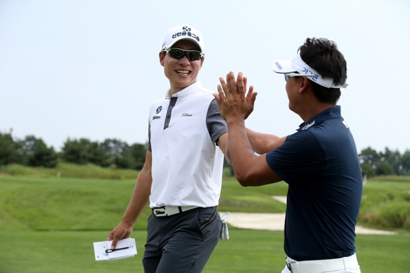 _KPGA 군산CC 오픈_ 1라운드 13번홀에서 홀인원 후 박상현과 기쁨을 나누고 있는 김경태(좌)