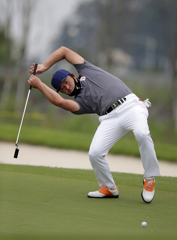 _우성종합건설 아라미르CC 부산경남오픈_ 1라운드 4번홀에서 버디 퍼트 실패 후 아쉬움을 몸짓으로 표현하는 최호성