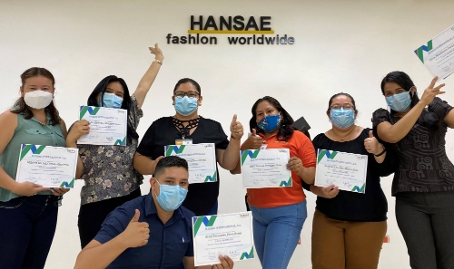 패션 브랜드 갭(Gap Inc.) 주최 ‘P.A.C.E. 어워드’를 받은 한세실업 니카라과법인 현지 직원들이 수상을 기념하고 있다. (사진제공=한세실업)