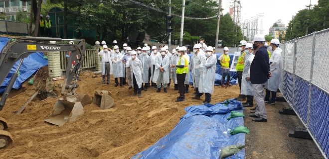 중앙지하사고조사위원회 관계자들이 구리시 지반침하사고 현장을 살펴보고 있다 / 사진 제공 = 국토안전관리원