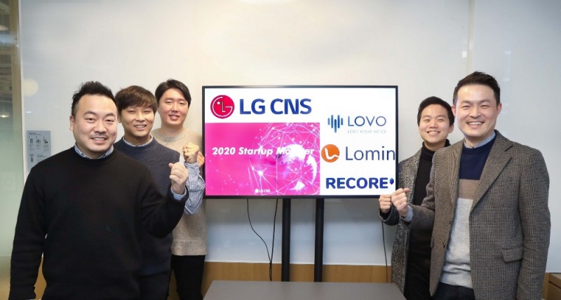 LG CNS 스타트업 몬스터에 선정된 팀이 기념촬영하고 있다. (왼쪽부터)박범진리코어 공동 창업자, 강지홍 로민 대표, 최우용 LOVO 대표, 이승건 LOVO 이사, 최병록 리코어 대표