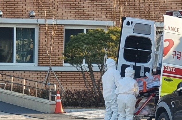 19일 신종 코로나바이러스 감염증(코로나19) 집단 감염이 발생한 충북 청주시 참사랑노인요양원에서 의료진들이 확진자를 이송하고 있다.