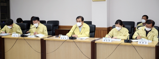 이상익 함평군수가 군청 소회의실에서 보고회를 주재하고 있다./사진=함평군