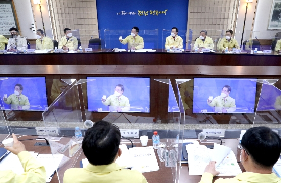 김영록 전라남도지사는 29일 오전 도청 서재필실에서 2020년 경자년(庚子年) 마지막 실·국장 정책회의를 주재하고 올 한해 실·국장과 직원들의 노고를 치하했다./사진=전라남도