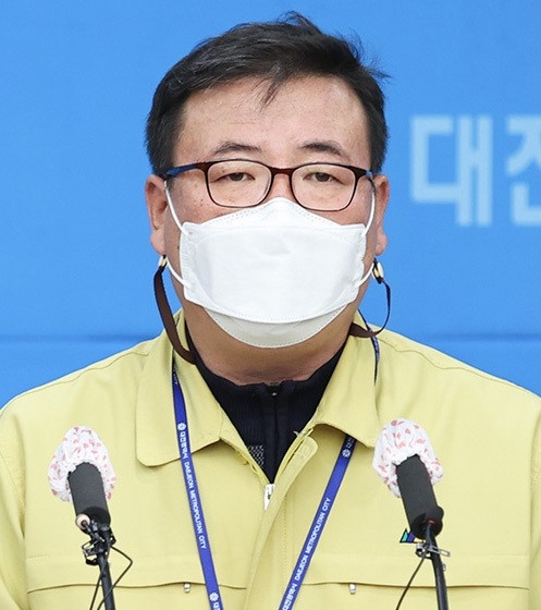 정해교 대전시 보건복지국장이 신종 코로나바이러스 감염증(코로나19) 확진자 발생 내용을 설명하고 있다.