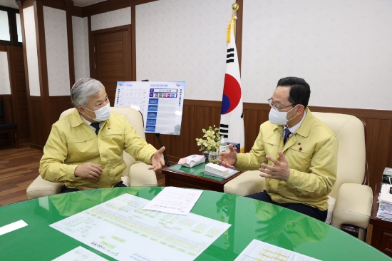 명현관 해남군수와 김병덕 해남군의회 의장이 재난기본소득 지급을 위한 협의를 하고 있다./사진=해남군