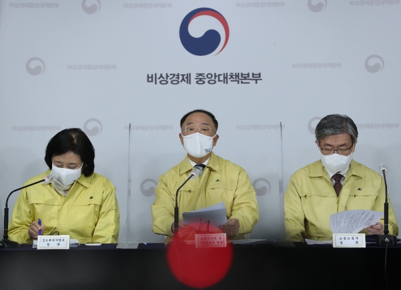 홍남기 경제부총리 겸 기획재정부 장관이 29일 서울 종로구 정부서울청사 브리핑실에서 긴급재난지원금을 비롯한 코로나19 3차 확산에 대응한 맞춤형 피해지원대책을 발표하고 있다. 왼쪽부터 박영선 중소벤처기업부 장관, 홍 부총리, 이재갑 고용노동부 장관. (공동취재사진)