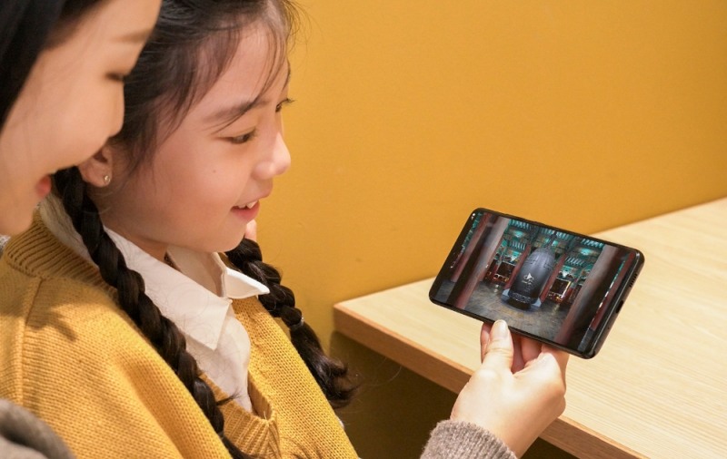 (사진=SK텔레콤) SKT 홍보모델이 ‘2020 제야의종 VR관’을 관람하는 장면