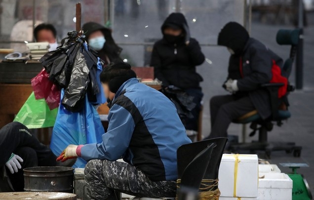 서울에 영하권 추위를 보이는 30일 오전 서울 중구 중림시장에서 두꺼운 옷을 입은 상인들이 휴식을 취하고 있다.