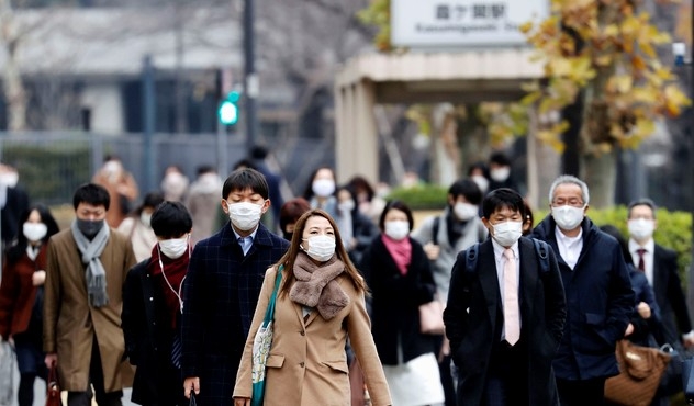 지난 28일 일본 도쿄에서 마스크를 쓴 시민들이 한 역에서 걸어 나오고 있다.