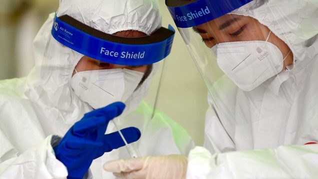 27일 오후 광주 서구 광주시청 광장(야외음악당)에 설치된 신종 코로나바이러스 감염증(코로나19) 임시선별검사소에서 의료진이 채취한 검체를 보관하고 있다.