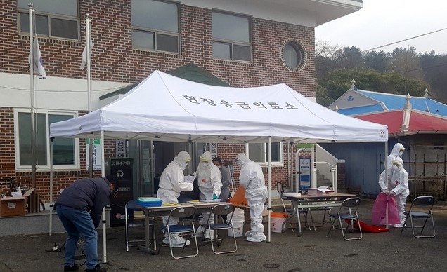 충남 서천군 화금2이 마을에 임시 선별진료소가 운영되고 있다. (사진= 서천군 제공)