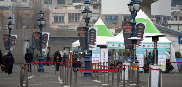 29일 오후 서울역 앞에 설치된 코로나19 중구 임시 선별검사소가 한산한 모습이다.
