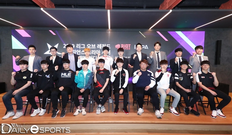 2019 리그 오브 레전드 챔피언스 코리아 서머 미디어데이에 참석한 각 팀의 감독과 대표 선수들.