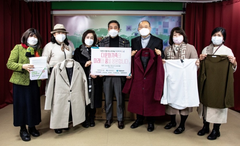 왼쪽부터 야마구찌 히데꼬 이주여성공동체 미래 길 공동대표, 황선영 글로벌한무모센터 대표, 박옥선 (사)CK여성위원회 이사장, 장영선 다문화TV 대표 겸 (사)한국경제사회연구소 이사장, 이경환 원다문화센터 이사, 오꾸 마사에 (사)세계평화여성연합 구로구 회장, 원옥금 이주민센터 동행 대표.