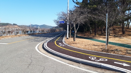 금호동 해안도로 자전거길 재정비사업이 마무리돼 자전거 이용자의 편의와 안전이 한층 더 향상됐다/사진=광양시