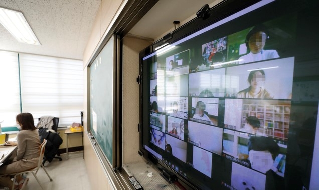 신종 코로나바이러스 감염증(코로나19) 확산 여파로 서울지역 유, 초, 특수학교의 전면 원격수업 전환을 하루 앞둔 14일 서울 화랑초등학교에서 학생과 선생님들이 올해 마지막 대면(원격 병행) 수업을 하고 있다.