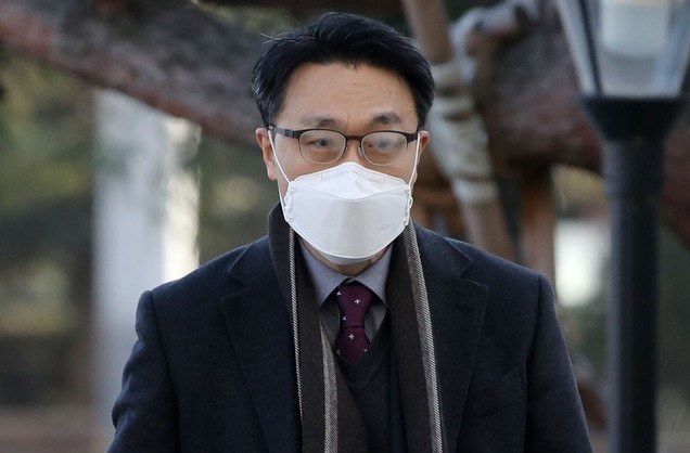 고위공직자범죄수사처(공수처) 처장 최종후보로 선출된 김진욱 헌법재판소 선임연구관이 30일 오전 서울 종로구 헌법재판소로 출근하고 있다.