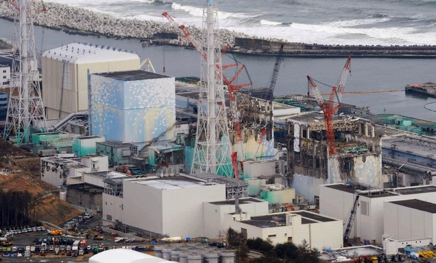 일본 후쿠시마현 오쿠마에 있는 원전 1호기와 2호기, 3호기의 2012년 3월 11월 모습(왼쪽부터). 일본 정부는 원전 오염수의 해양방출을 추진하고 있다.