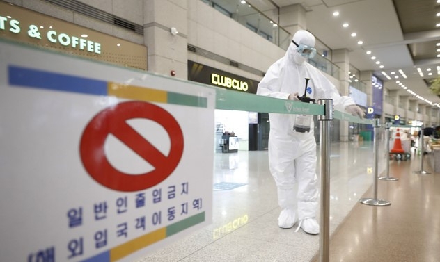 영국에서 확산한 코로나19 변이 바이러스가 국내에도 유입된 것으로 알려진 이튿날인 29일 인천국제공항 1터미널에서 관계자들이 방역을 하고 있다.