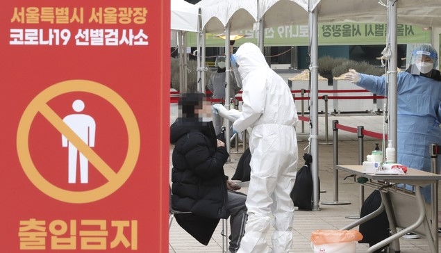 정부가 내년 1월 3일 종료가 예정된 신종 코로나바이러스 감염증(코로나19) 수도권 임시선별검사소의 운영을 2주 더 연장하겠다고 발표한 29일 중구 서울광장에 차려진 중구 임시선별검사소에서 시민들이 코로나19 검사를 받고 있다.