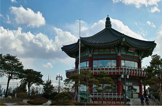 코로나 19 확산 방지를 위해 내달 3일까지 북악팔각정이 전면 폐쇄된다.