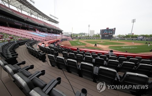 2020시즌은 당초보다 35일이나 늦은 5월5일 무관중으로 개막했다. 2021시즌은 4월3일 정규시즌 개막이 예정되어있으나 여전한 코로나19 펜데믹으로 또다시 무관중 개막이 될 가능성이 높아지고 있다.