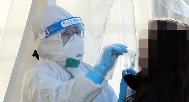 지난 30일 인천시 남동구 중앙공원 내 신종 코로나바이러스 감염증(코로나19) 임시선별검사소에서 의료진이 검사를 하고 있다.