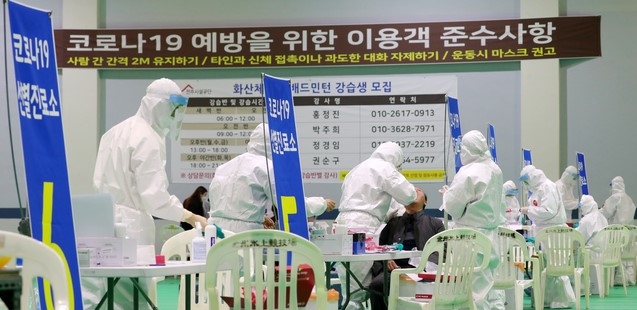 전주시가 요양병원 등의 신종 코로나바이러스 감염증(코로나19)에 취약한 고위험군 시설을 대상으로 전수조사를 시작한 지난 11월 11일 전북 전주시 전주화산체육관 선별진료소에서 의료진들이 시민들을 대상으로 검체 채취를 하고 있다.