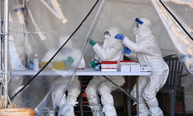 지난 16일 오후 경기도 수원시 팔달구 수원역 광장에 설치된 신종 코로나바이러스 감염증(코로나19) 임시 선별 검사소에서 의료진이 검체채취를 준비하고 있다.