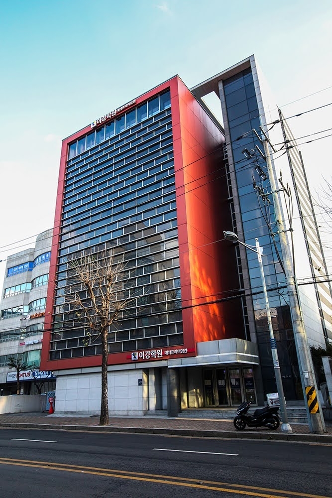 이강학원은 서울 강남구 대치동에 위치한 대치이강프리미엄관을 최근 대폭 리모델링해 강의실, 학습관, 스터디카페 등을 한곳에 갖추고 수강생을 모집하고 있다