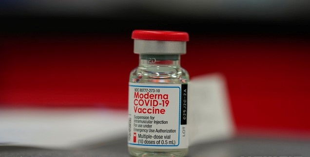 23일(현지시간) 미국 콜로라도주 덴버에 있는 로즈 메디컬 센터에서 촬영한 모더나의 신종 코로나바이러스 감염증(코로나19) 백신 사진.