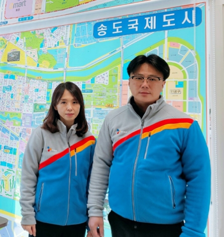 집배점장 나영희씨(왼쪽).